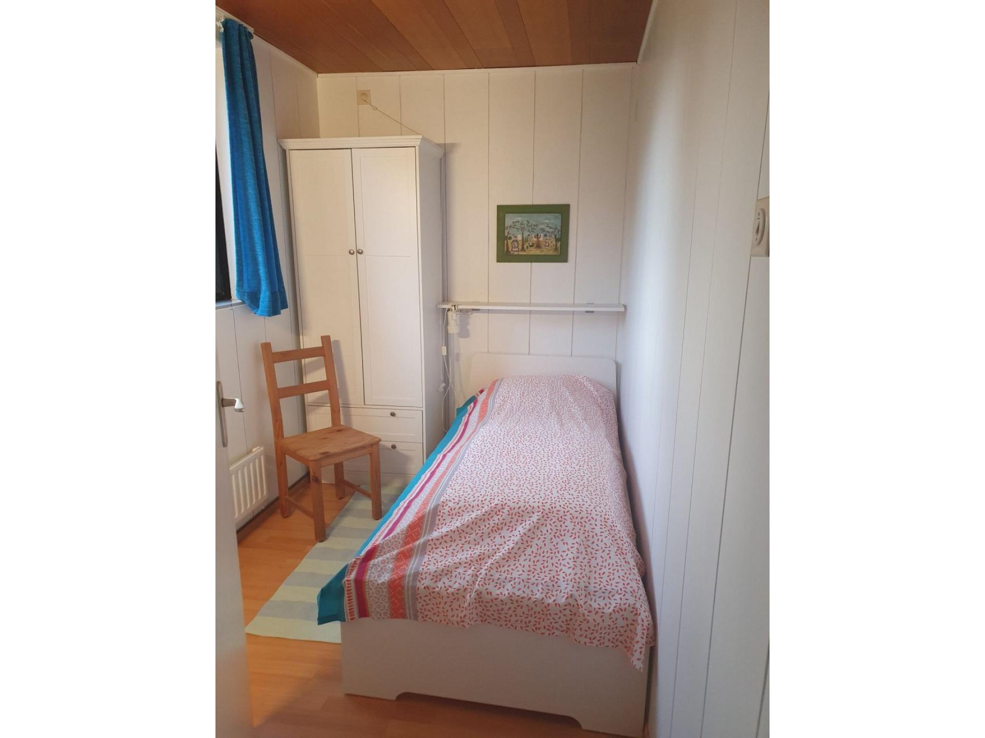 Schlafzimmer mit 1 Bett